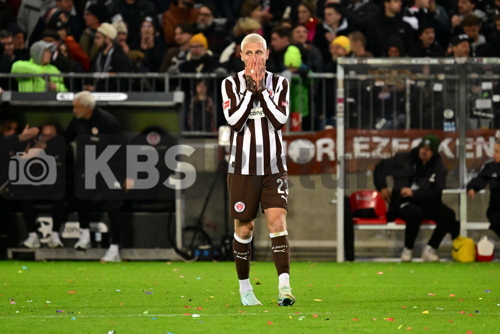 KBS Picture_FCStPauli-Hoffenheim_018 | Spiel verloren Oppie Louis (St.Pauli) niedergeschlagen ,Sportplatz :  Millerntor Stadion, - Realisiert mit Pictrs.com