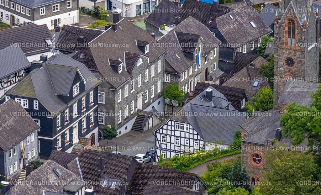 BadBerleburg240710213 | Luftbild, evang. Stadtkirche und grüne Bäume an der Schloßstraße, Wohngebiet mit historischen Häusern, Bad Berleburg, Wittgensteiner Land, Nordrhein-Westfalen, Deutschland