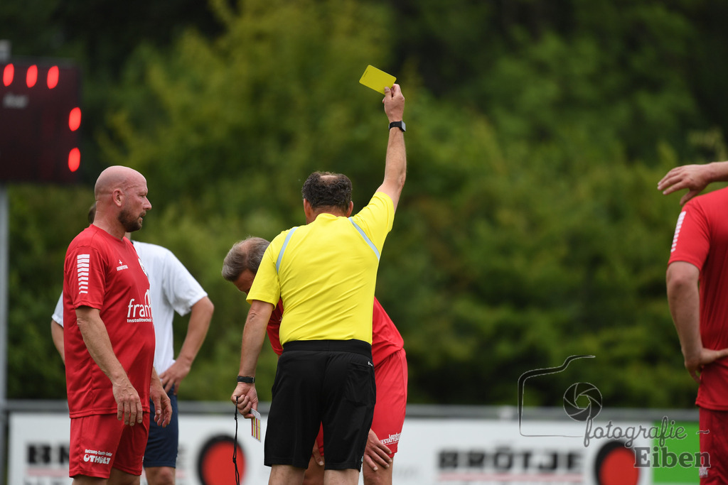 SV Brake Ü40-BW Bümmerstede (Ü40) | Kreispokal Finale Jade-Weser-Hunte Ü40; SV Brake Ü40 (rot)-BW Bümmerstede Ü40 (weiß) am 15.06.2025 in Rastede (Sportanlage Köttersweg), Photo: Philip Eiben 2025 - Realisiert mit Pictrs.com