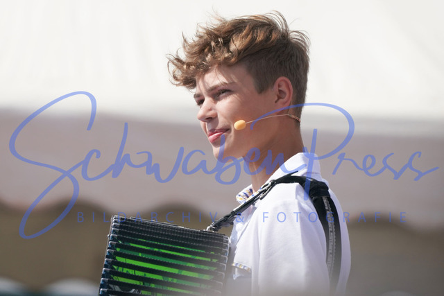 100722Ho2208 | Luca Stangl (Sommerhitparade) - Immer wieder sonntags - Staffel 5
Volles Haus bei der ARD Live Unterhaltungsshow Immer wieder sonntags ( IWS ).

Deutschland, Rust, Europapark, 10.07.2022