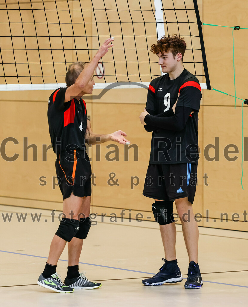 2021-11-27_013_TuS_Oberding_II_gegen_MTV_1881_Ingolstadt_III | Oberding, Deutschland, 27.11.2021:
Volleyball, Kreisliga 2021 / 2022, 5. Spieltag, TuS Oberding II gegen MTV 1881 Ingolstadt III, Endergebnis: 3:2

Andreas Ruß (TuS Oberding, #1), Hayden Lorenz (TuS Oberding, #9)

Foto: Christian Riedel / fotografie-riedel.net