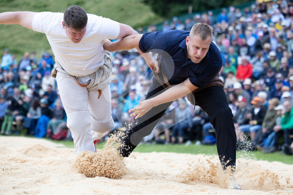 Rigi2025_0409 | Die Schwinger des Schwyzer Kantonalen Schwingerverbandes: Fotos, die Dynamik und Leidenschaft festhalten, sowie emotionale Momente aus dem traditionellen Schwingsport zeigen. - Realisiert mit Pictrs.com