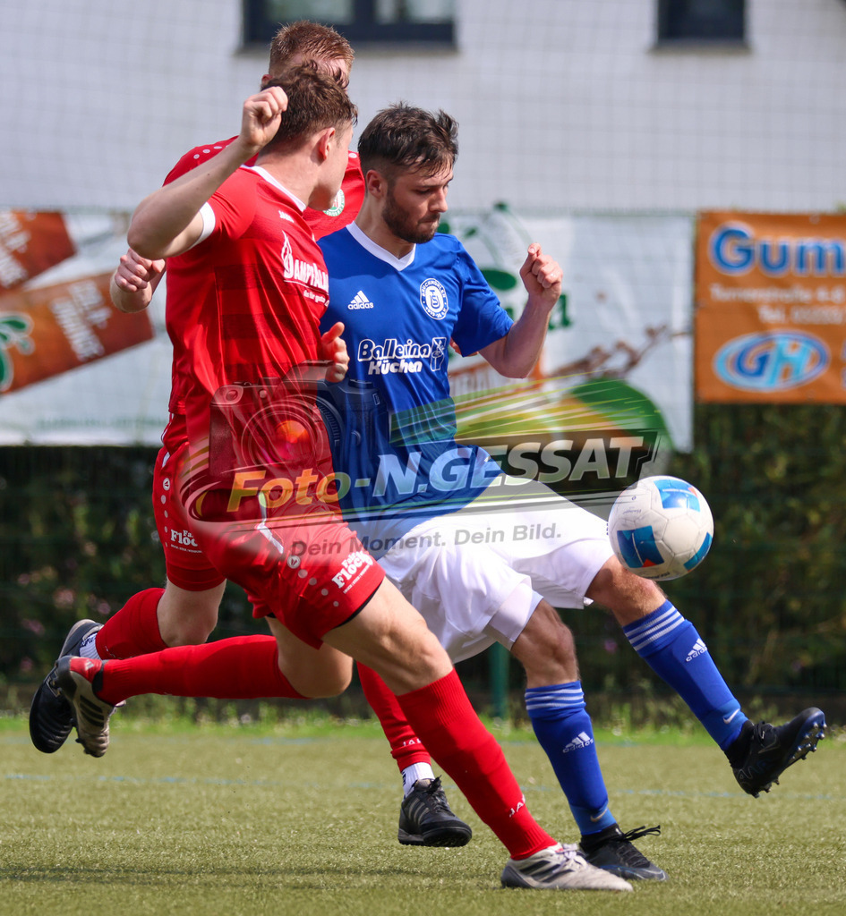 Bünder SV - TuS Bruchmühlen II | Auf dem Bild zu sehen: grün Bünder SV: Yannis Bohmeyer ; blau TuS Bruchmühlen II: Alex Schäfer Bünder SV, TuS Bruchmühlen II, Saison 25/26, Kreisliga A, Bünde, Deutschland - Realisiert mit Pictrs.com