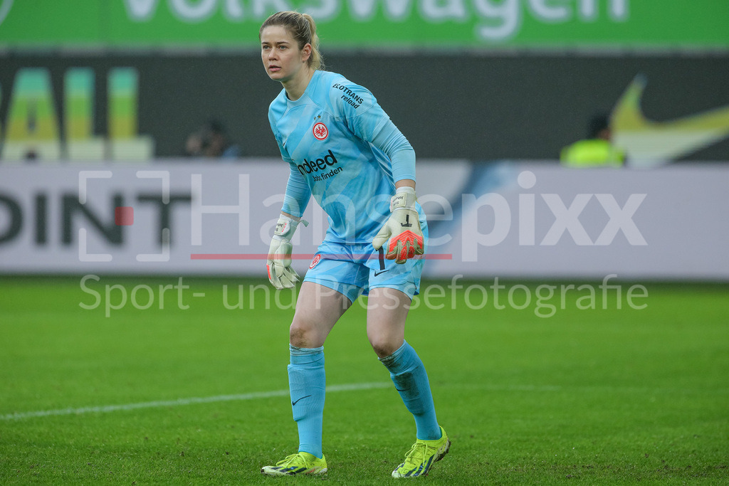 Fussball, Google Pixel Frauen-Bundesliga, VfL Wolfsburg - Eintracht Frankfurt | v.li.: Stina Johannes (Torhüterin, Torwart, Eintracht Frankfurt, 1), DIE DFB-RICHTLINIEN UNTERSAGEN JEGLICHE NUTZUNG VON FOTOS ALS SEQUENZBILDER UND/ODER VIDEOÄHNLICHE FOTOSTRECKEN. DFB REGULATIONS PROHIBIT ANY USE OF PHOTOGRAPHS AS IMAGE SEQUENCES AND/OR QUASI-VIDEO.