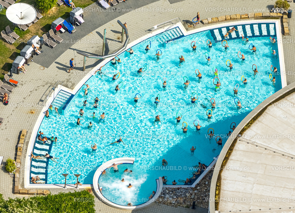 Hamm250700680Mitte-2 | Luftbild, Maximare - Erlebnistherme Bad Hamm und Badegäste, Sonnenschirme und Liegewiese mit Sonnenliegen, Mitte, Hamm, Ruhrgebiet, Nordrhein-Westfalen, Deutschland