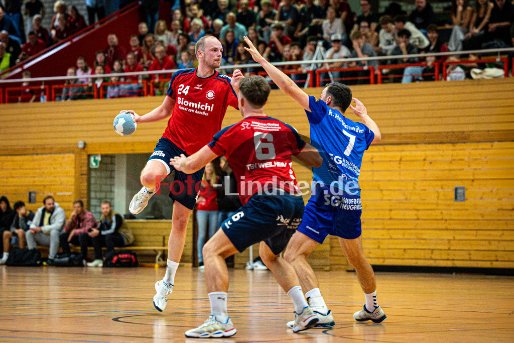 TSV Weiheim gegen SG Kaufbeuren/Neugablonz | Bezirksoberliga Handball Herren 2025/26, TSV Weiheim gegen SG Kaufbeuren/Neugablonz, 20251004,Torwurf Maximilian OSTHÖVER (TSV Weilheim 24),2025-10-04 in Weilheim (Jahnhalle)Maximilian OSTHÖVER (TSV Weilheim 24), Andreas KUNZ (TSV Weilheim 6), Roman HAGGENMÜLLER (SG Kaufbeuren/Neugablonz 7)Copyright: WolfgangxLindner