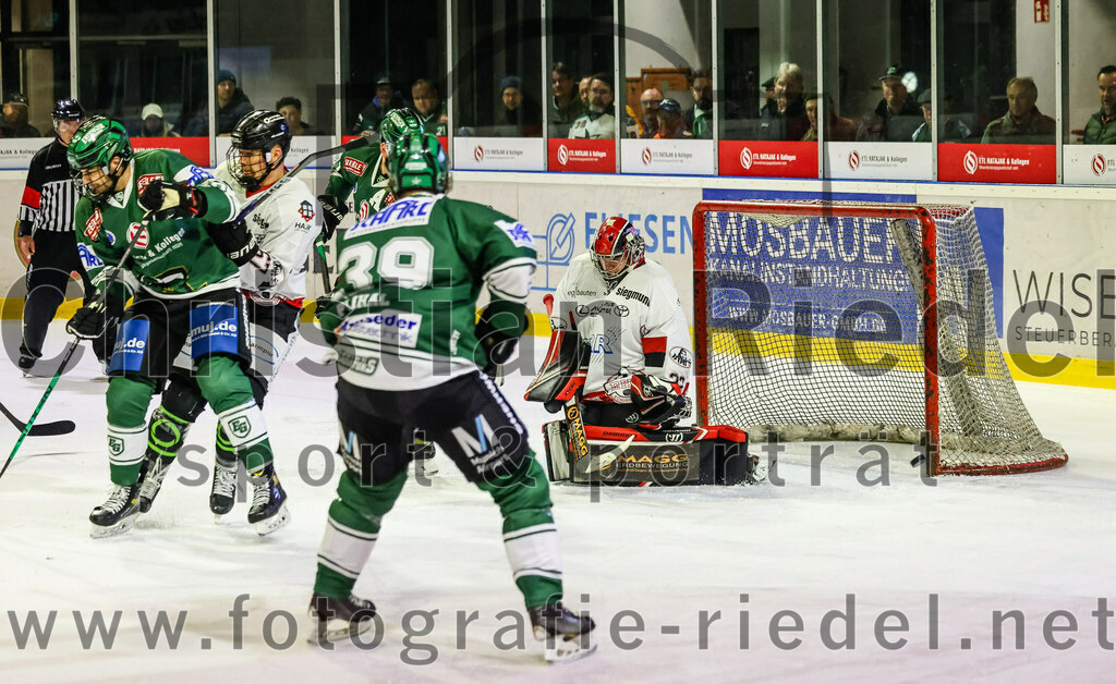 2023-11-12_106_TSV_Erding_gegen_EHC_Koenigsbrunn | Erding, Deutschland, 12.11.2023:
Eishockey, Bayernliga Vorrunde 2023 / 2024, 9. Spieltag, TSV Erding gegen EHC Königsbrunn, Endergebnis: 3:2

Daniel Krzizok (Erding Gladiators, #18), Thomas Plihal (Erding Gladiators, #39), Torwart Stefan Vajs (EHC Königsbrunn, #32)

Foto: Christian Riedel / fotografie-riedel.net