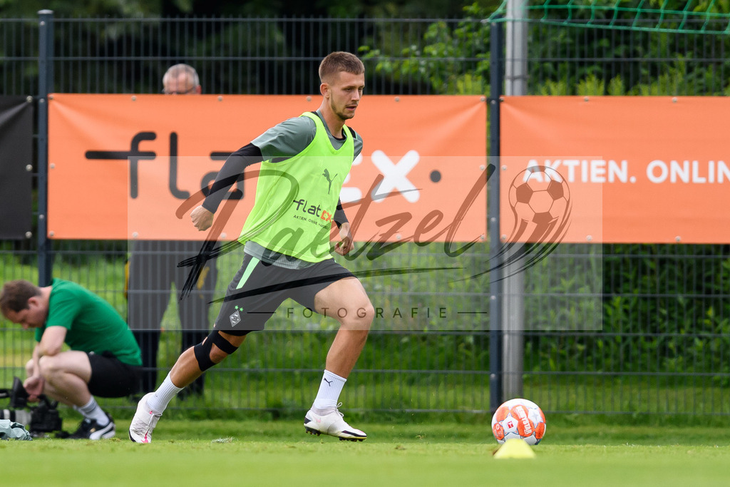 TRABMG20210719_016 | Fussball, Herren: Torben Muesel (Borussia Moenchengladbach) in Aktion, am Ball, Einzelaktion beim Training von Borussia Moenchengladbach waehrend des Trainingslagers auf dem Trainingsplatz am Hotel Klosterpforte am 19.07.2021 in Harsewinkel, Deutschland. - Realisiert mit Pictrs.com