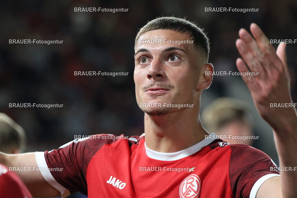 SV Wehen Wiesbaden - Rot-Weiss Essen | Wiesbaden, Deutschland, 22.08.2025Luca Bazzoli  (Rot-Weiss Essen) gestikuliertwährend des drittliga Spiels zwischen SV Wehen Wiesbaden und Rot-Weiss Essen am 22.08.2025 in der BRITA-Arena in Wiesbaden. (Foto von Timo Bluhmki-Schmidt/Brauer Fotoagentur