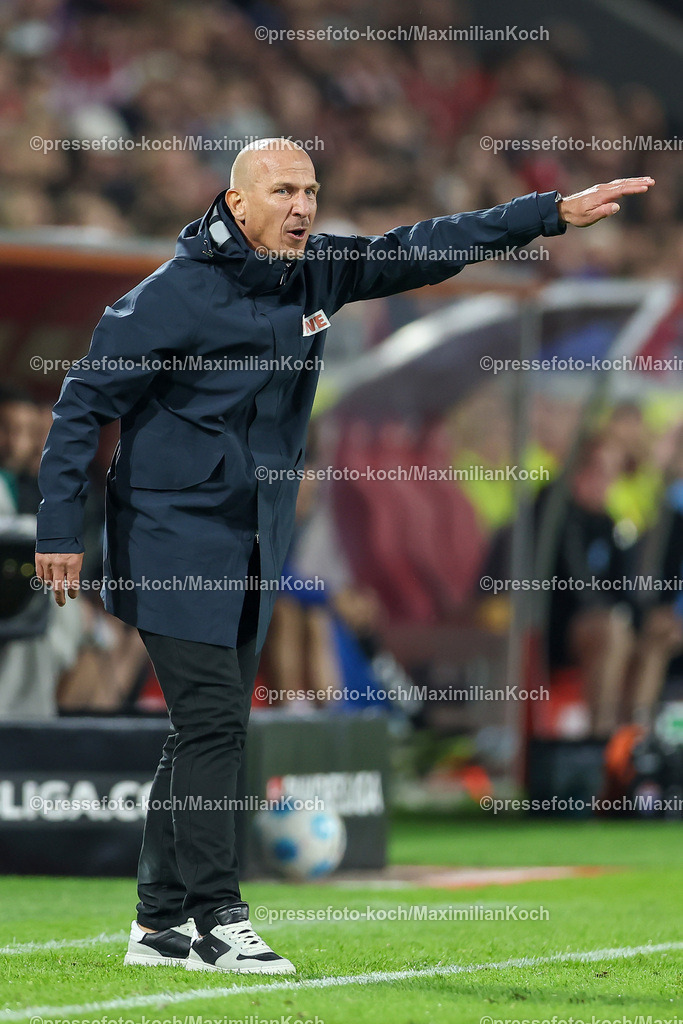 Koe14092402190 | 14.09.2024, 2. Fußball Bundesliga, 1. FC Köln - 1. FC Magdeburg, RheinEnergieSTADION, Saison 2024 2025: Trainer Gerhard Struber (Cheftrainer 1.FC Köln) steht gestikulierend mit gehobenem Arm an der Seitenlinie Gestik MimikDFB regulations prohibit any use of photographs as image sequences and or quasi-video.