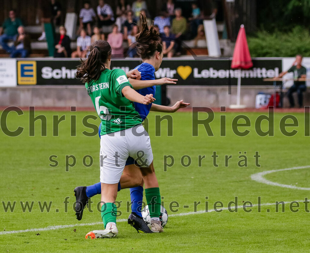 2023-10-07_007_FC_Forstern_gegen_Karlsruher_SC | Forstern, Deutschland, 07.10.2023:
Fußball, B-Juniorinnen-Bundesliga Süd 2023 / 2024, 4. Spieltag, FC Forstern gegen Karlsruher SC, Endergebnis: 1:1

Sarah Britzke (FC Forstern, #6), Mira Itzin (Karlsruher SC, #7)

Foto: Christian Riedel / fotografie-riedel.net