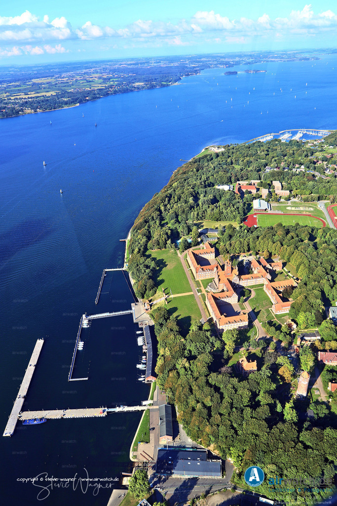 Luftbild Anflug Marineschule Muerwik - | Die Schule blieb während des Zweiten Weltkrieges bei den Luftangriffen auf Flensburg unbeschädigt. Nach der Kapitulation 1945 gab es eine Pause bis zur Neugründung der Marine im Jahr 1956, seitdem wird die Ausbildung an der Marineschule Mürwik kontinuierlich fortgeführt.