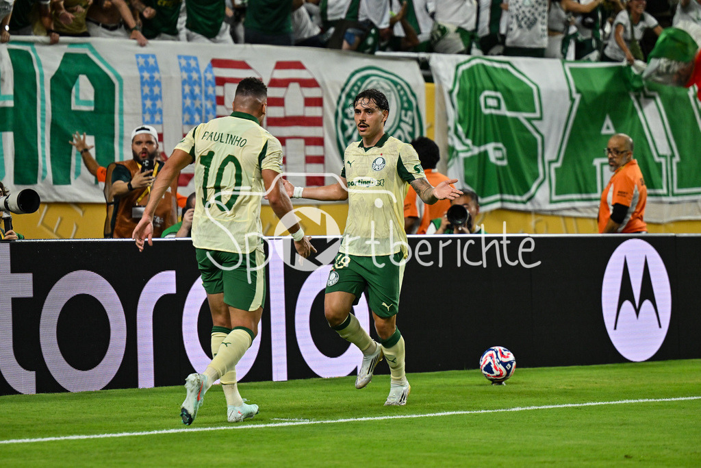 Inter Miami CF - Palmeiras Sao Paulo | Jubel der Brasilieaner nach dem Treffer zum 2-2 Ausgleich durch MAURICIO (Palmeiras 18) / Tor / Torschuetze / Freude / Happy / FIFA Club World Cup: Inter Miami CF - Palmeiras Sao Paulo, Hard Rock Stadium am 23.06.2025 / NOT FOR SALE IN USA / PAULINHO (Palmeiras 10)