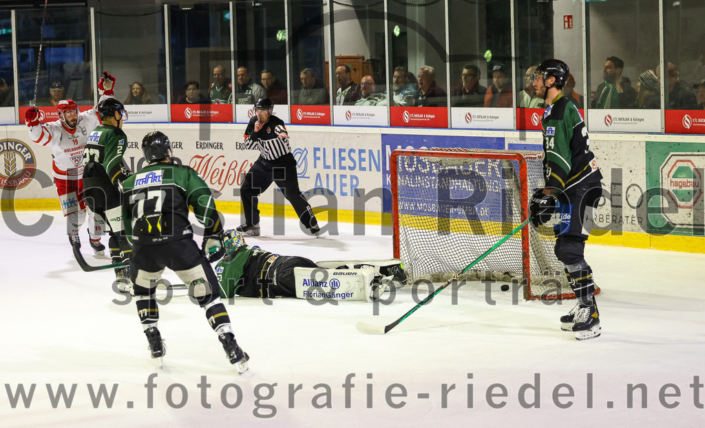 2023-03-19_084_TSV_Erding_gegen_TEV_Miesbach | Erding, Deutschland, 19.03.2023:
Eishockey, Bayernliga Playoffs 2022 / 2023, Halbfinale, TSV Erding gegen TEV Miesbach, Endergebnis: 

Stefan Mechel (TEV Miesbach, #19), Mark Waldhausen (Erding Gladiators, #27), Philipp Michl (Erding Gladiators, #77), Torwart Thomas Hingel (Erding Gladiators, #33), Bastian Cramer (Erding Gladiators, #34)

Foto: Christian Riedel / fotografie-riedel.net