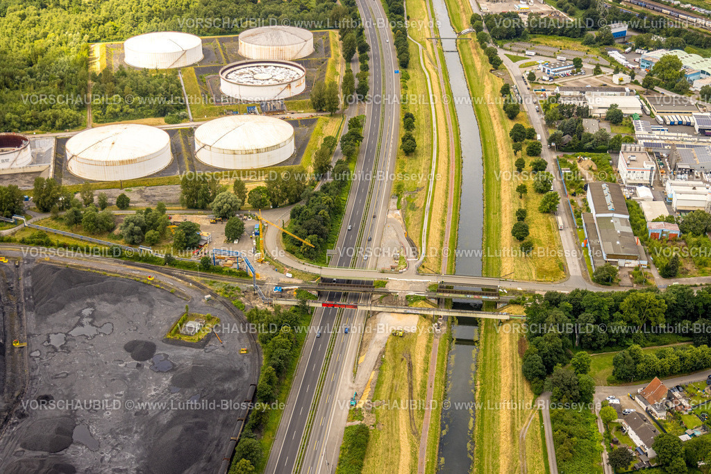 Bottrop240700982 | Luftbild, Tanklager am Zentralhafen, Baustelle für neue Auffahrt zur Autobahn A42 Emscherschnellweg, Brücke Lichtenhorst und Fluss Emscher, Ebel, Bottrop, Ruhrgebiet, Nordrhein-Westfalen, Deutschland