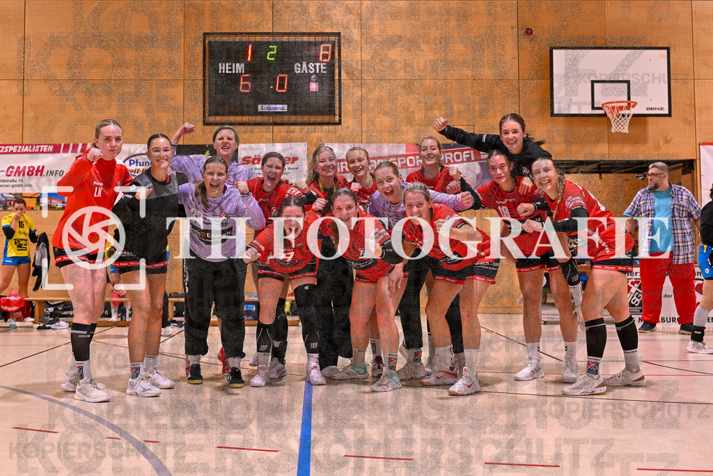 GER, SG Maulburg/Steinen - SV Allensbach 2, Frauen-Handball, Oberliga Suedbaden, 1. Spieltag, Saison 2024/2025, 28.09.2024 | Sieger nach Spielende von links, Leonie Kiefer (SG Maulburg/Steinen, #03), Lena Marie Hlawarschek (SG Maulburg/Steinen, #07), Stefanie Kovacic (SG Maulburg/Steinen, #42), Anja Ruech (SG Maulburg/Steinen, #33), Celina Schick (SG Maulburg/Steinen, #08), Sharena Hasler (SG Maulburg/Steinen, #77), Tamara Posovzky (SG Maulburg/Steinen, #09), Laura Traeber (SG Maulburg/Steinen, #11), Amely Haas (SG Maulburg/Steinen, #10) Zoe Zscherper (SG Maulburg/Steinen, #18), Sabrina Gruber (SG Maulburg/Steinen, #71), Miriam Wolpensinger (SG Maulburg/Steinen, #02), Davina Schmidt (SG Maulburg/Steinen, #17), Elisa Geiss (SG Maulburg/Steinen, #19), Maike Hartmann (SG Maulburg/Steinen, #22)GER, SG Maulburg/Steinen - SV Allensbach 2, Frauen-Handball, Oberliga Suedbaden, 1. Spieltag, Saison 2024/2025, 28.09.2024Foto: TH Fotografie/Thomas Hess