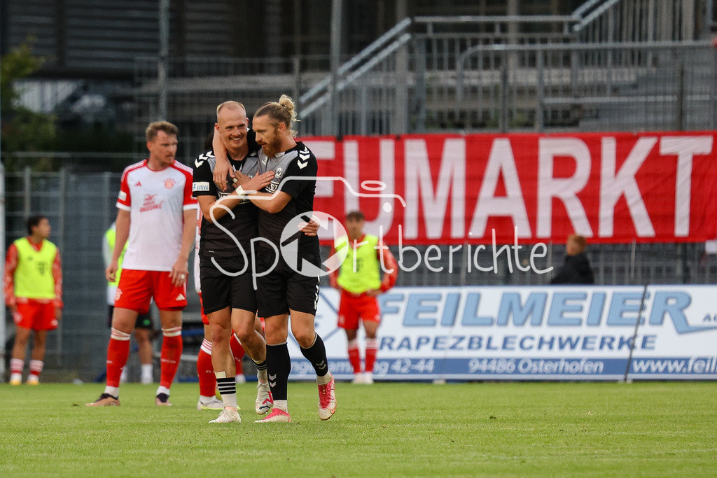 SV Wacker Burghausen - FC Bayern Amateure | Thomas WINKELBAUER (SVW #21) freut sich zusammen mit Moritz SOMMERAUER ueber seinen dritten Treffer zum 3-2 fuer Burghausen / Hattrick
