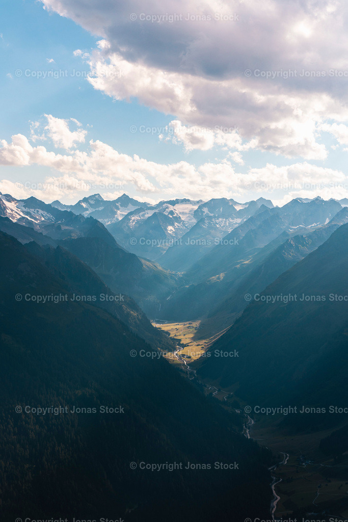 Mountainblue | Sunset in the Stubai Valley creating a stunning atmosphere.  - Realisiert mit Pictrs.com