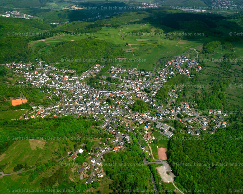 2610104 | DONSBACH 09.06.2006 Ortsansicht der Straßen und Häuser der Wohngebiete in Donsbach im Bundesland Hessen, Deutschland // Town View of the streets and houses of the residential areas in Donsbach in the state Hesse, Germany Foto: Gerhard Launer