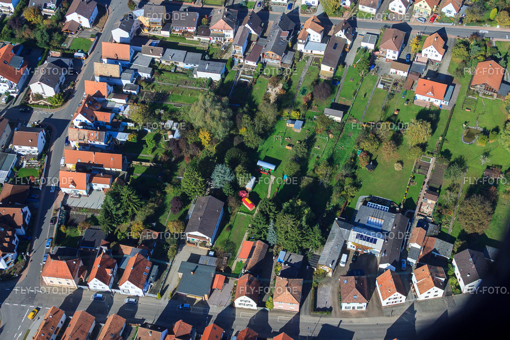 Saarstraße Villa Kunterbunt | Luftbild: Saarstraße Villa Kunterbunt in Kandel im Bundesland Rheinland-Pfalz in Deutschland. Foto: IMG_34505.jpg vom 26.10.2010 durch Werner Riehm/FLY-FOTO.de - Realisiert mit Pictrs.com