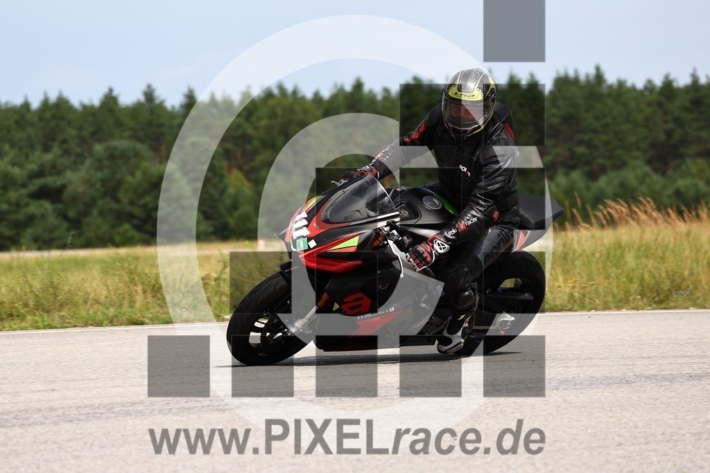0111-PXR60993 | Schöne Erinnerungen an spannende Momente - das festzuhalten ist unser Job. PIXELrace.de ist seit 2003 auf den Rennstrecken Europas unterwegs um die Action draußen beim Fahren und die wunderbare Stimmung imm Fahrerlager für euch einzufangen.