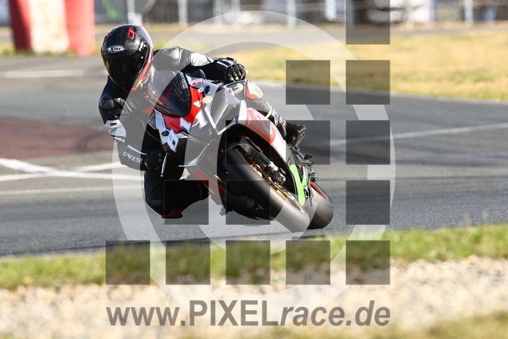 0811-20240914_04873 | Schöne Erinnerungen an spannende Momente - das festzuhalten ist unser Job. PIXELrace.de ist seit 2003 auf den Rennstrecken Europas unterwegs um die Action draußen beim Fahren und die wunderbare Stimmung imm Fahrerlager für euch einzufangen.