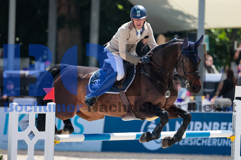 Longines Balve Optimum - Springen Samstag {date} -  | {headline}(Foto: Sebastian Sendlak / BOND) - Realisiert mit Pictrs.com