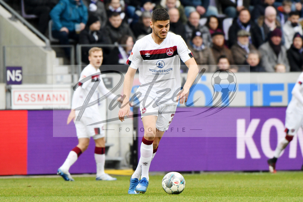 20200208_OSNFCN_0056 | Fußball, Herren: Konstantinos Mavropanos (1. FC Nuernberg) in Aktion, am Ball, Einzelaktion waehrend des Spiels der 2. Bundesliga zwischen VfL Osnabrueck und 1. FC Nuernberg im Stadion an der Bremer Bruecke am 08.02.2020 in Osnabrueck, Deutschland.DFB / DFL REGULATIONS PROHIBIT ANY USE OF PHOTOGRAPHS AS IMAGE SEQUENCES AND/OR QUASI-VIDEO. - Realisiert mit Pictrs.com