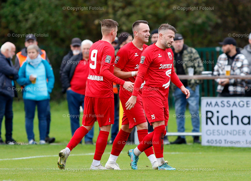 A_LUI_221022_11 | SPORT,FUSSBALL,LT1 OOE LIGA ASKOE OEDT-ATSV STADL-PAURA 22.10-2022 IM BILD: TORSCHUETZE NENAD VIDACKOVIC ,PETER ALEXANDER UND MANUEL SCHMIDL (ALLE  OEDT)  FOTO:FOTOLUI