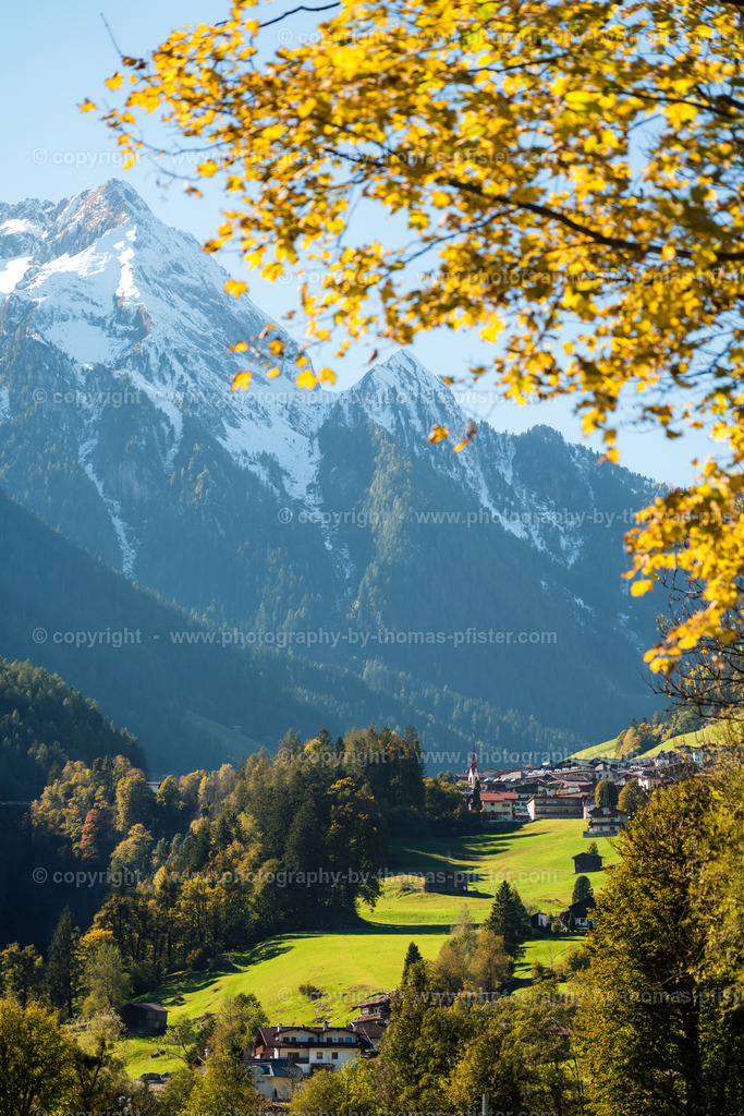 Blick nach Finkenberg im Herbst copyright  Thomas Pfister-2 | PHOTOGRAPHY BY THOMAS PFISTER