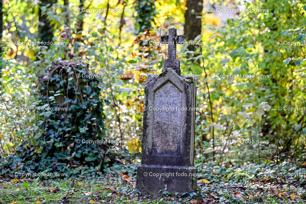 Friedhof_ Kreuz_ Kruzifix_ Jesu Christi_ Allerheiligen_ 26.10.2024-32 | 26.10.2024, Friedhof, AUT, Allerheiligen, Themenbilder im Bild Friedhof, Kreuz, Kruzifix, Jesu Christi, Allerheiligen, Engerl, Engel, Kerzen, Grab, Grablicht, Blumen, Skulptur, Grabstein, Symbolbild, Grablaterne, Grabkerze, Grabkerzen, Grablichter, Kerze, Grabkreuz, Gedenken, Bestattung, Verstorbene, Totenruhe, Grab, Urne, Blumenschmuck, Schmuck, Besucher, Feature, kreativ, creativ, Linz
