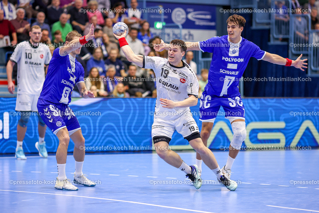 Gum16122401080 | 16.12.2024, Handball, 1. HBL, VfL Gummersbach - MT Melsungen, Schwalbe-Arena: Elvar Örn Jonsson (MT Melsungen #19) gegen Tilen Kodrin (GUM #5) und Julian Köster (GUM #7)