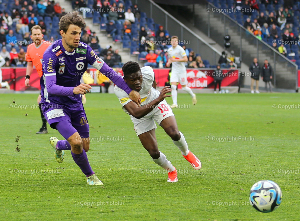A_LUI_21042024_8 | SPORT,FUSSBALL.ADMIRAL BUNDESLIGA RED BULL SALZBURG-AUSTRIA KLAGENFURT. 21.04.2024 IM BILD: KARIM KONATE(SALZBURG) UND THORSTEN MAHRER (KLAGENFURT) FOTO.FOTOLUI/MW