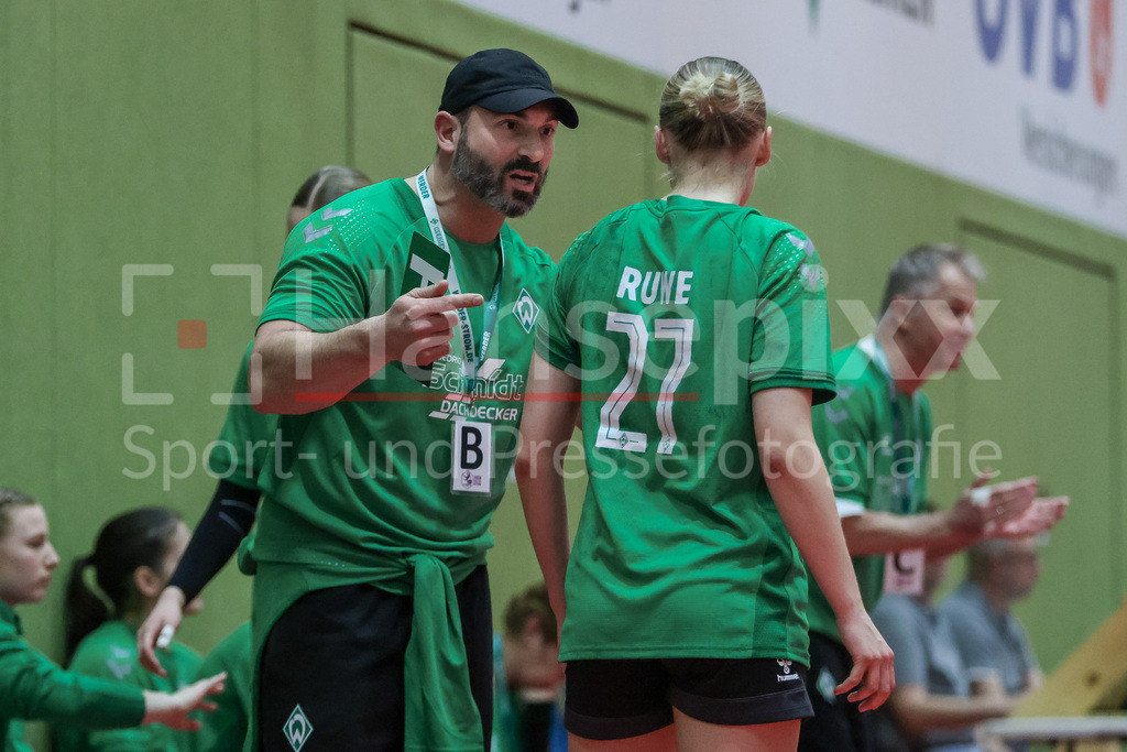 Handball, 2. Bundesliga Frauen, SV Werder Bremen - Bergischer HC | v.li.: Patrice Giron (Interimstrainer, Trainer, SV Werder Bremen) im Gespräch mit Emma Ruwe (SV Werder Bremen, 27)