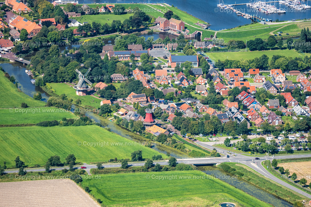 Greetsiel_ELS_7511080921 | GREETSIEL 08.09.2021 Historische Windmühlen Am Alten Greetsieler Sieltief in Greetsiel im Bundesland Niedersachsen, Deutschland. Weiterführende Informationen bei: Touristik GmbH Krummhörn-Greetsiel. // Historic windmills Am Alten Greetsieler Sieltief in Greetsiel in the state Lower Saxony, Germany. Further information at: Touristik GmbH Krummhoern-Greetsiel. Foto: Martin Elsen