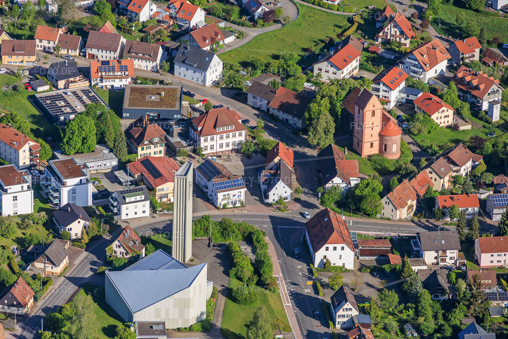 Luftbild: Kirche St. Laurentius, Alte St. Laurentius-Kirche und Orthoklinik Schramberg-Sulgen im Ortsteil Sulgen in Schramberg im Bundesland Baden-Württemberg in Deutschland.Foto: IMG_156600.jpg vom 17.05.2026 durch Werner Riehm/FLY-FOTO.deAuflösung des Originals: 6000 x 4000 pxSTLAURENTIUS-SULGEN.DRS.DEAlte St. Laurentiuskirche in Schramberg im Schwarzwald. Besuchen Sie das \xc3\xa4lteste, noch erhaltene Bauwerk im Stadtgebiet.\r\nKrippenausstellung, Kreuzigungsfresko, KonzerteOrthoklinik Rottweil / Schramberg MVZ