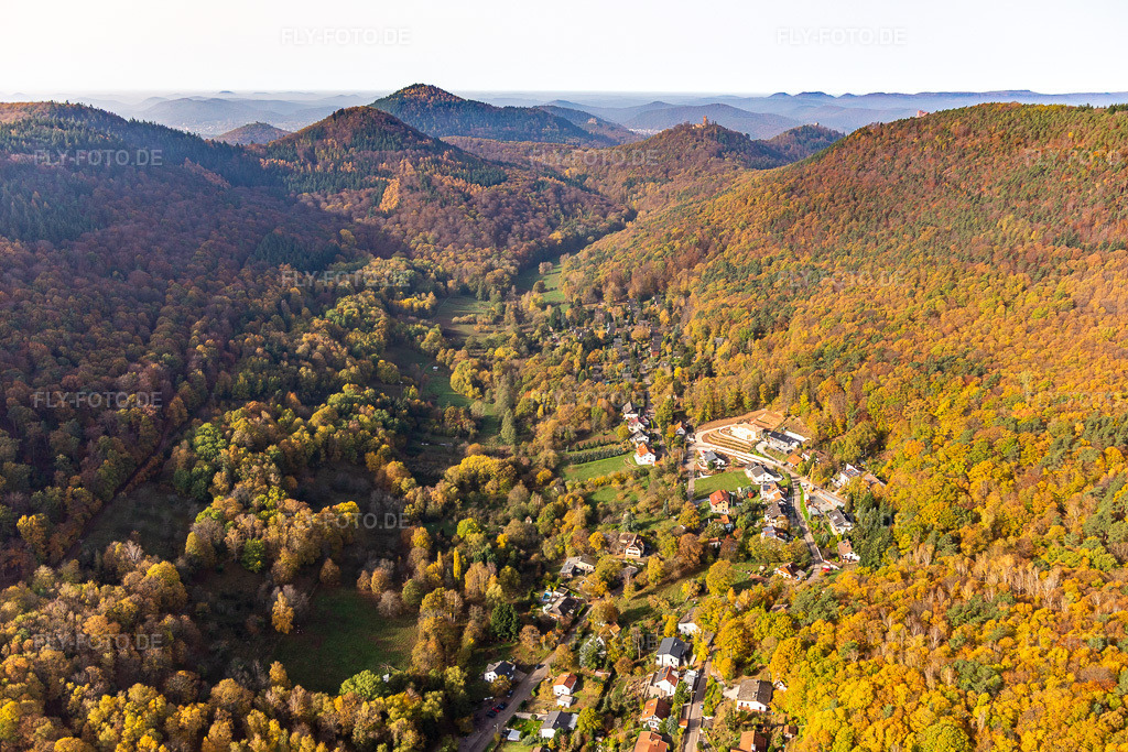 Luftbild: Feriendorf Sonnenberg im Birnbachtal in Leinsweiler im Bundesland Rheinland-Pfalz in Deutschland.Foto: IMG_123741.jpg vom 07.11.2020 durch Werner Riehm/FLY-FOTO.deAuflösung des Originals: 5472 x 3648 px