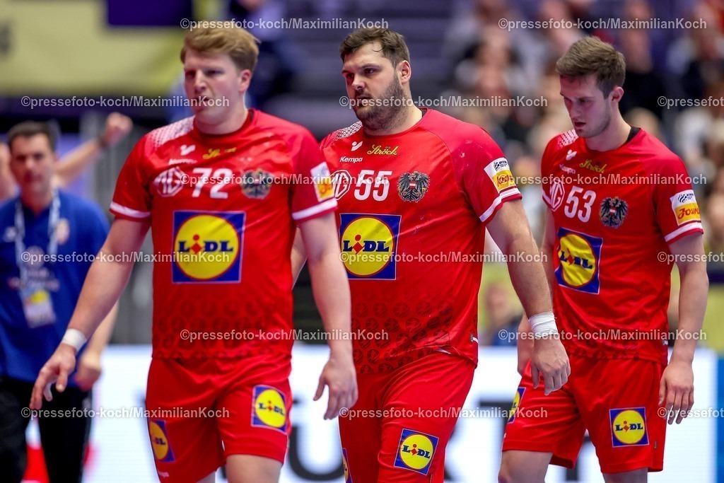 EHF19012601069 | 19.01.2026, Handball, Men's EHF EURO 2026, Österreich - Serbien, Jyske Bank Boxen in Herning, Dänemark, Preliminary Round:  Lukas Hutecek (Austria #72)  Tobias Wagner (Austria #55)  Mykola Bilyk (Austria #53) enttäuscht Enttäuschung 