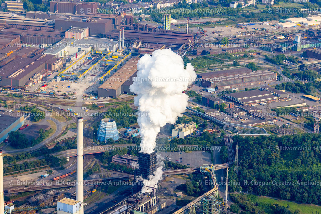 Luftbild Duisburg-5394 | Luftbildfotografie Rauchwolkenbildung aus den Schloten der Abgastürme " Kokerei Schwelgern " an der Straße Alsumer Steig im Ortsteil Marxloh in Duisburg im Ruhrgebiet im Bundesland Nordrhein-Westfalen - Realisiert mit Pictrs.com