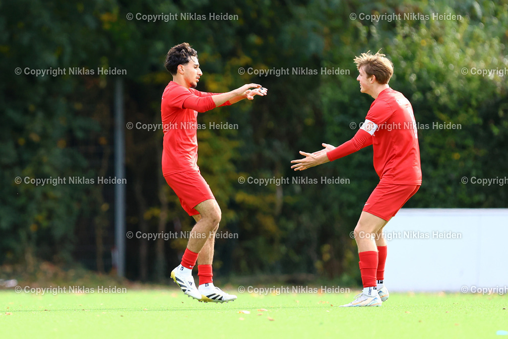 NH_EimsbüttelerTVU19_Altona93U19_RegionalligaNord_11102025 | #5 Emre Sener (Eimsbütteler TV U19) bejubelt zusammen mit #6 Paul Henri Weiß seinen Treffer zum 1:0.Fußball I Junioren I A-Junioren Regionalliga Nord I Saison 2025-2026  I 7. Spieltag I Eimsbütteler TV U19 - Altona 93 I 11.10.2025 I Sportzentrum Hoheluft