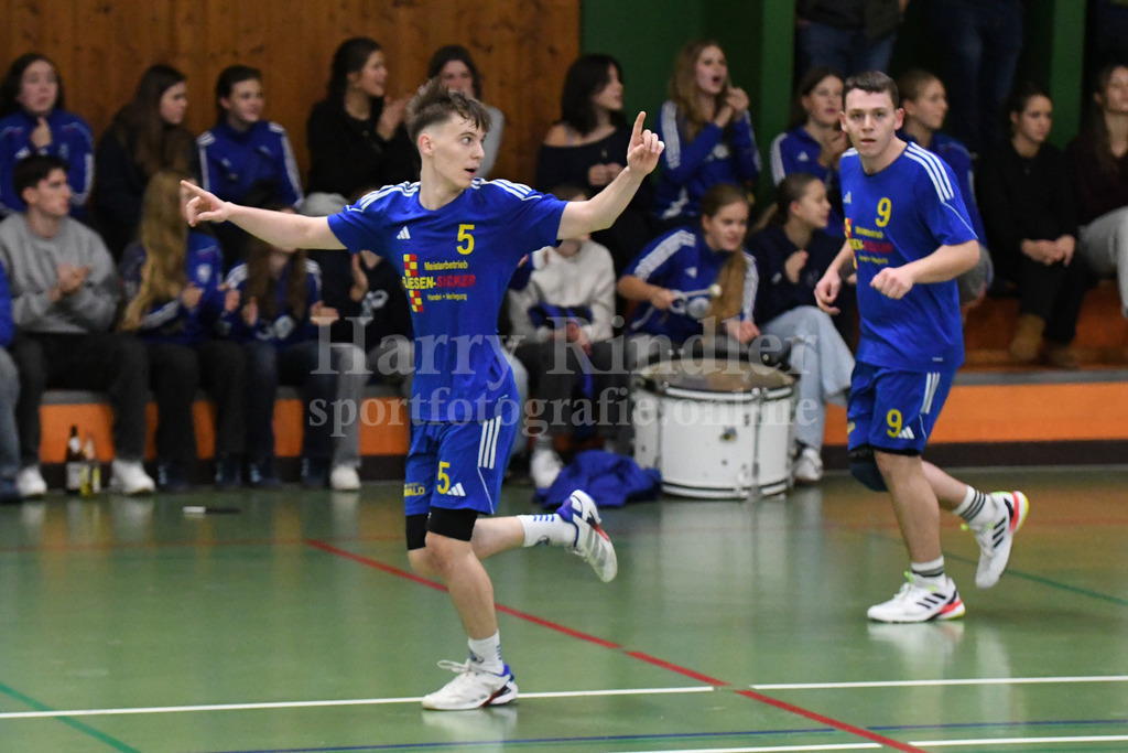 SSG Metten :  TSV 1861 Mainburg  | die jungen Wilden können den ersten Saisonsieg feiern: Philipp Gäck (SSG Metten #5) und Simon Kraus (SSG Metten #9) - Realisiert mit Pictrs.com
