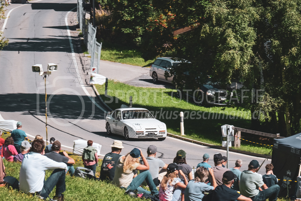 21. Arosa ClassicCar 2025 - 6. =September= 2025 | Kurt Blumer aus Stallikon (SUI) in einem Porsche 944 Turbo aus dem Jahre 1988 mit Startnummer 103 am Arosa ClassicCar 2025 in der Kategorie Alpine Performance..@arosaclassiccar, @arosa.official, #arosaclassiccar, #arosa, #76curves, #classiccarBild: Sportfotografie Markus Aeschimann | www.markus-aeschimann.ch - Realisiert mit Pictrs.com
