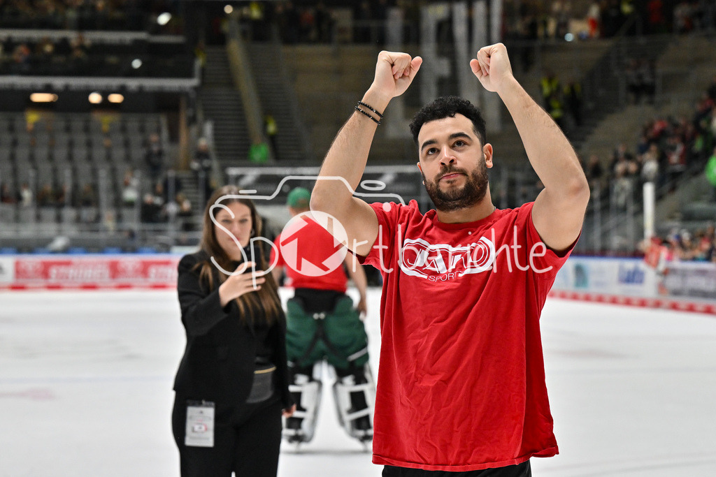 Augsburger Panther - Löwen Frankfurt  | Das Team der Augsburger Panther feiert zusammen mit den Fans dem Heimspieg gegen Frankfurt / DEL: Augsburger Panther - Loewen Frankfurt, Curt Frenzel Stadion am 12.01.2025 / Nicholas BAPTISTE (Augsburger Panther 73)