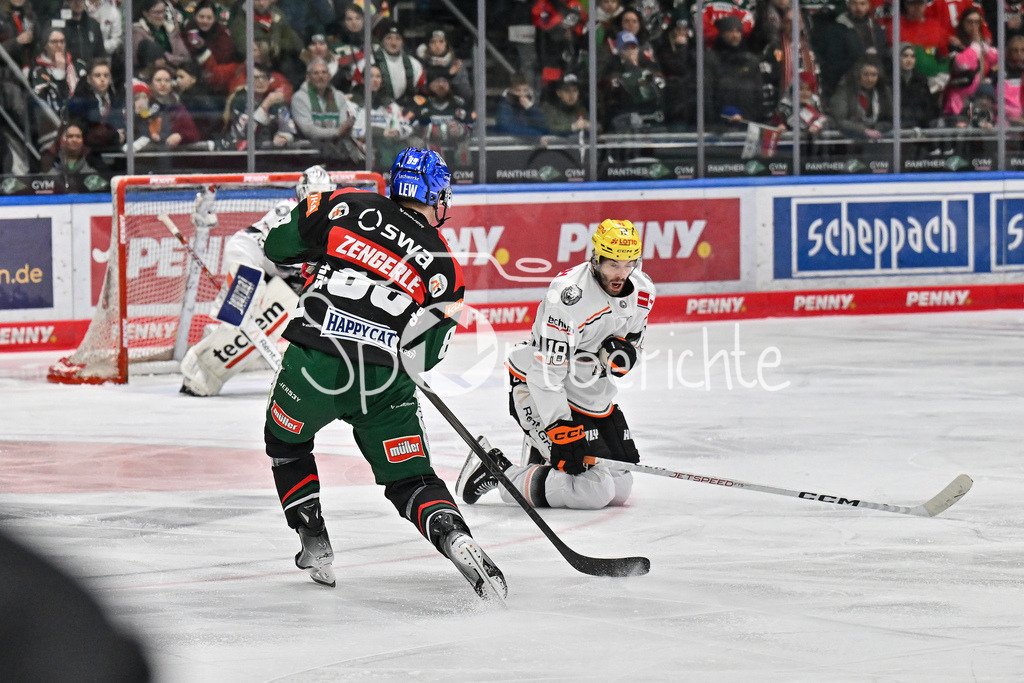 Augsburger Panther - Löwen Frankfurt  | den Schuss von Mark ZENGERLE (Augsburger Panther #89) kann Markus LAURIDSEN (Löwen Frankfurt #18) blocken / DEL: Augsburger Panther - Loewen Frankfurt, Curt Frenzel Stadion am 12.01.2025