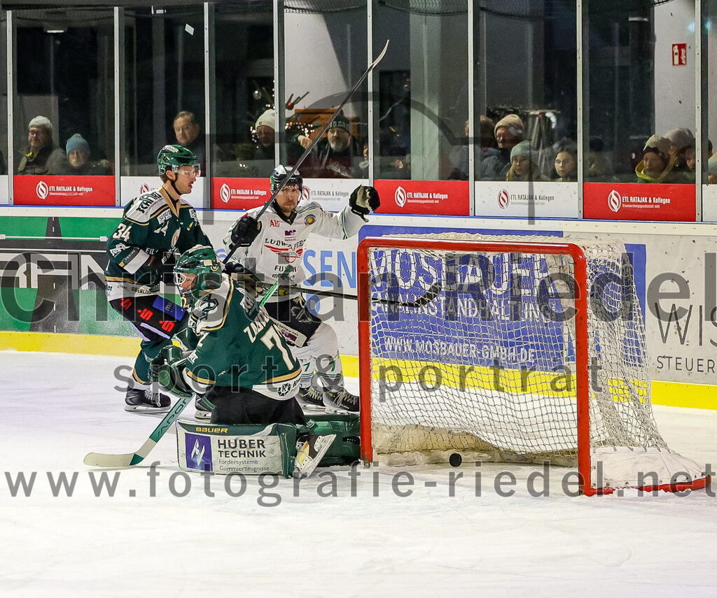 2026-01-02_069_TSV_Erding_gegen_Hoechstadt_Alligators | Erding, Deutschland, 02.01.2026:Eishockey, Oberliga Süd 2025 / 2026, 33. Spieltag, TSV Erding gegen Höchstadt Alligators, Endergebnis: 2:1Bastian Cramer (Erding Gladiators, #34), Torwart David Zabolotny (Erding Gladiators, #72), Tyler Gron (Höchstadt Alligators, #7)Foto: Christian Riedel / fotografie-riedel.net