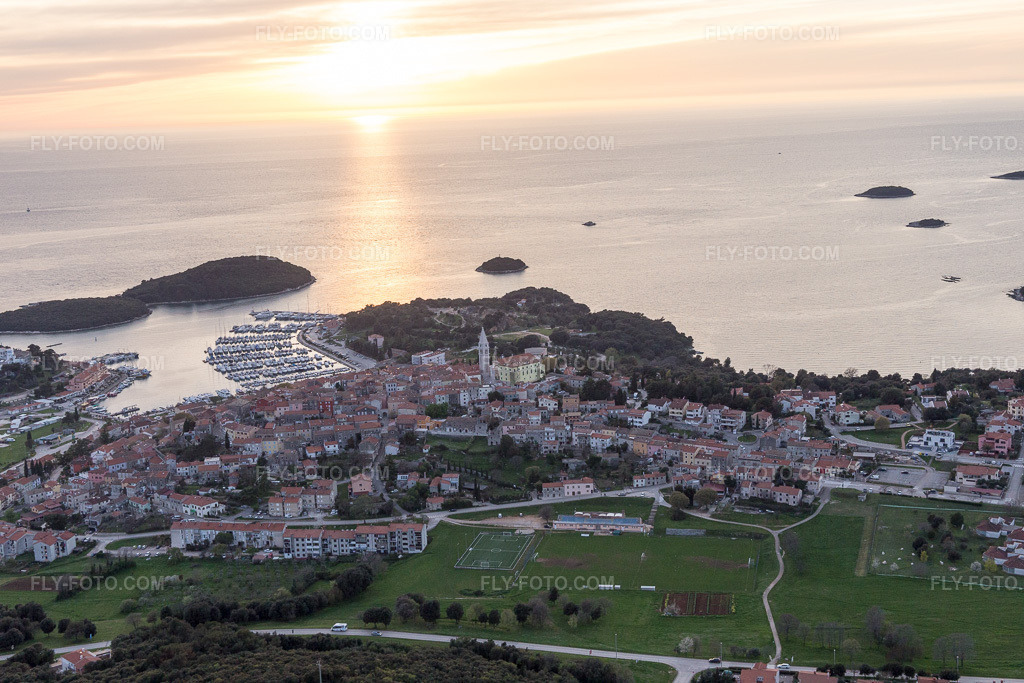 Aerial view: View of the town in Vrsar in the state Gespanschaft Istrien, Croatia. – Photo: IMG_106476.jpg taken on 04/14/2018 by Werner Riehm/FLY-FOTO.com – Resolution of the original: 5472 x 3648 px