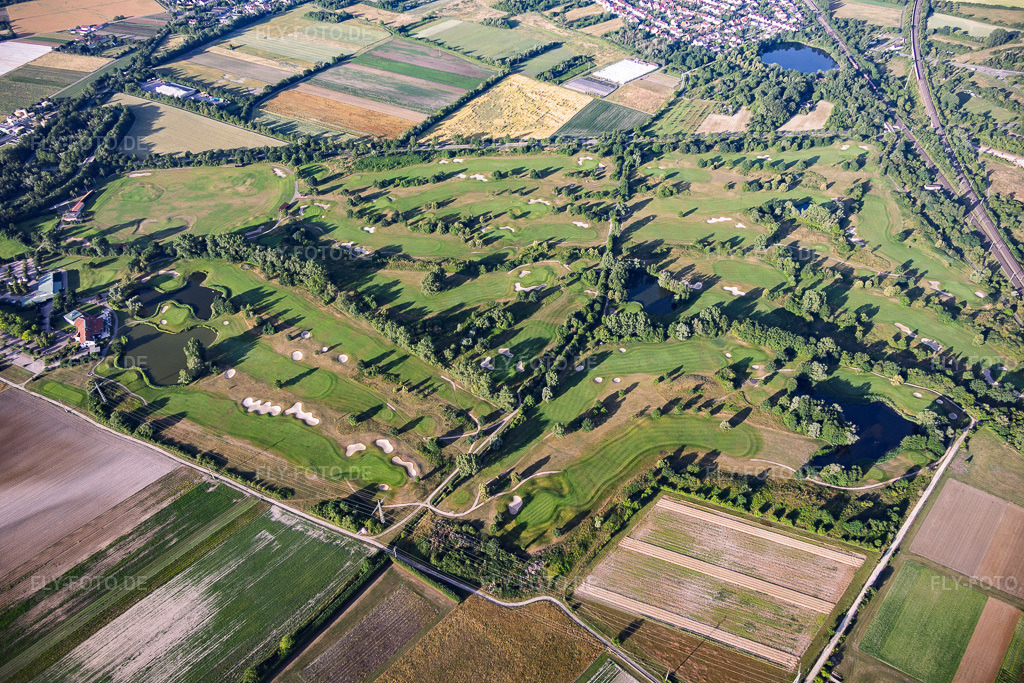 Luftbild: Golfplatz des Golfpark Kurpfalz östlich der Bahn. in Schifferstadt im Bundesland Rheinland-Pfalz in Deutschland. – Foto: IMG_157480.jpg vom 18.06.2026 durch Werner Riehm/FLY-FOTO.de – Auflösung des Originals: 6000 x 4000 px – GC-Kurpfalz