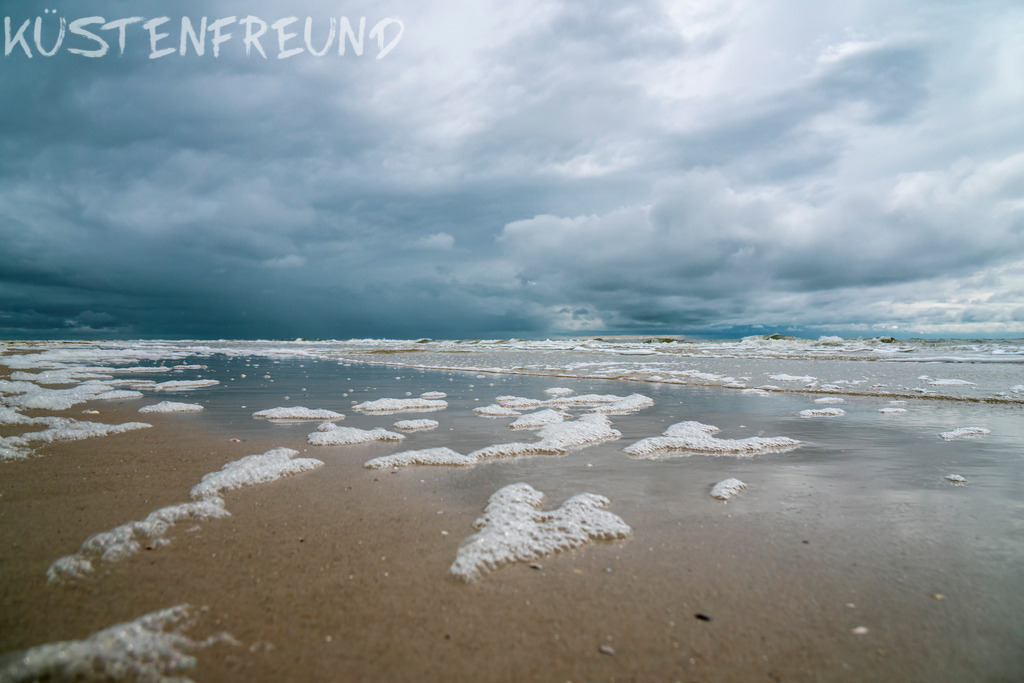 Nordsee Strand Spülsaun mit Schaum | Entdecke deine Lieblingslandschaft von der Küste – auf Ostsee Leinwand, Nordsee Leinwand, Alu Dibond oder Acrylglas, passend für jeden Geschmack und Raum.