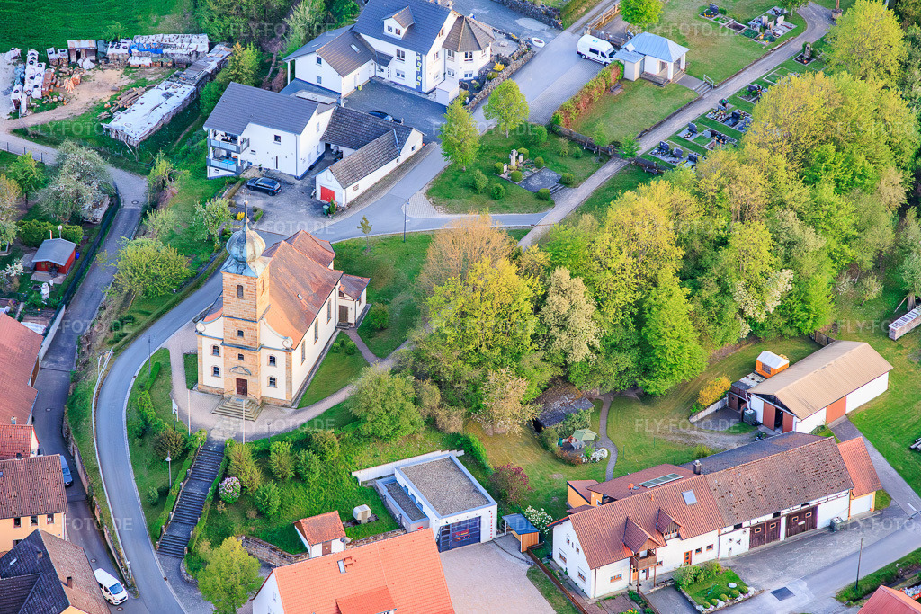 Luftbild: Herz-Jesu-Kirche im Ortsteil Dorgendorf in Baunach im Bundesland Bayern in Deutschland.Foto: IMG_155501.jpg vom 02.05.2026 durch Werner Riehm/FLY-FOTO.deAuflösung des Originals: 6000 x 4000 px
