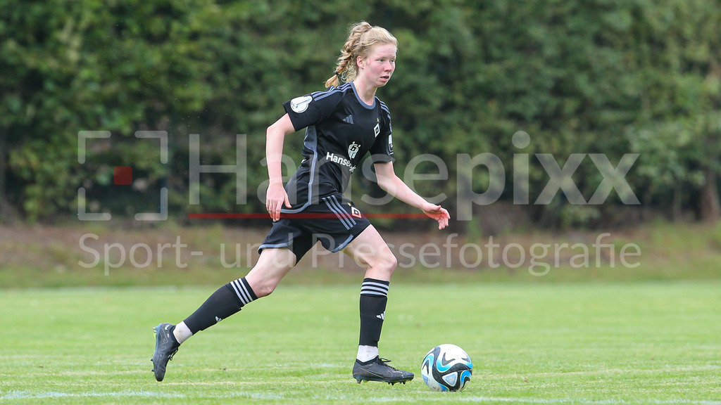 Fussball, Testspiel Frauen, Hamburger SV - SV Werder Bremen | v.li.: Jacueline Dönges (Hamburger SV, 21) Freisteller, Einzelbild, Ganzkörper, Aktion, Action, Spielszene